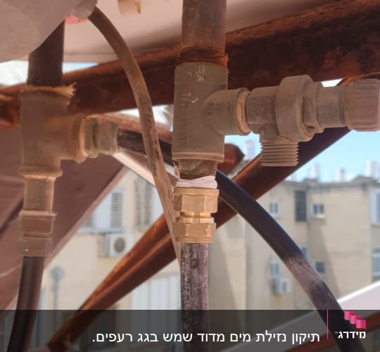 צינורות ומחברים של דוד שמש על גג
